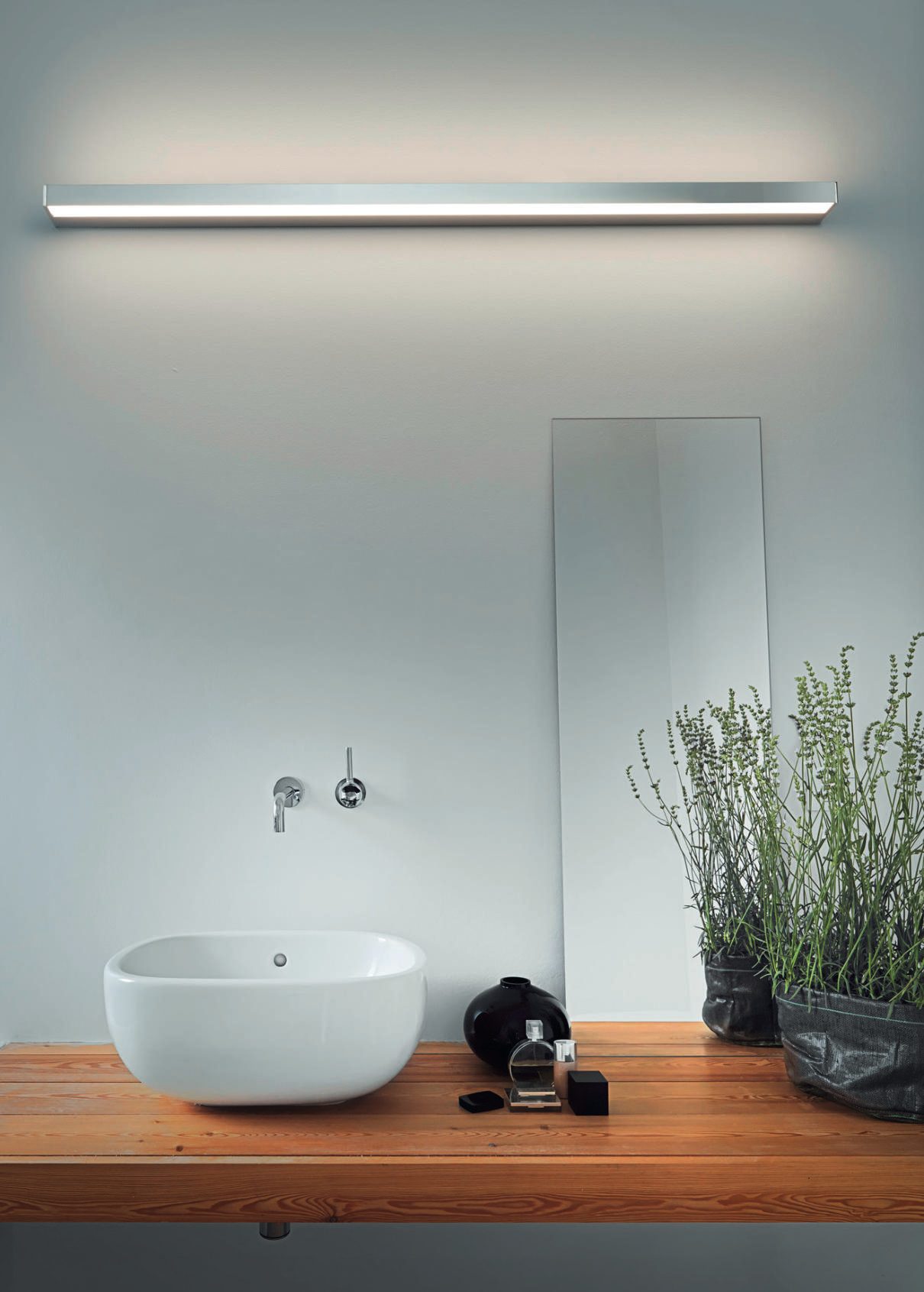 Chromfarbene LED Wandleuchte mit IP44 Schutz und hoher Farbwiedergabe CRI über 90