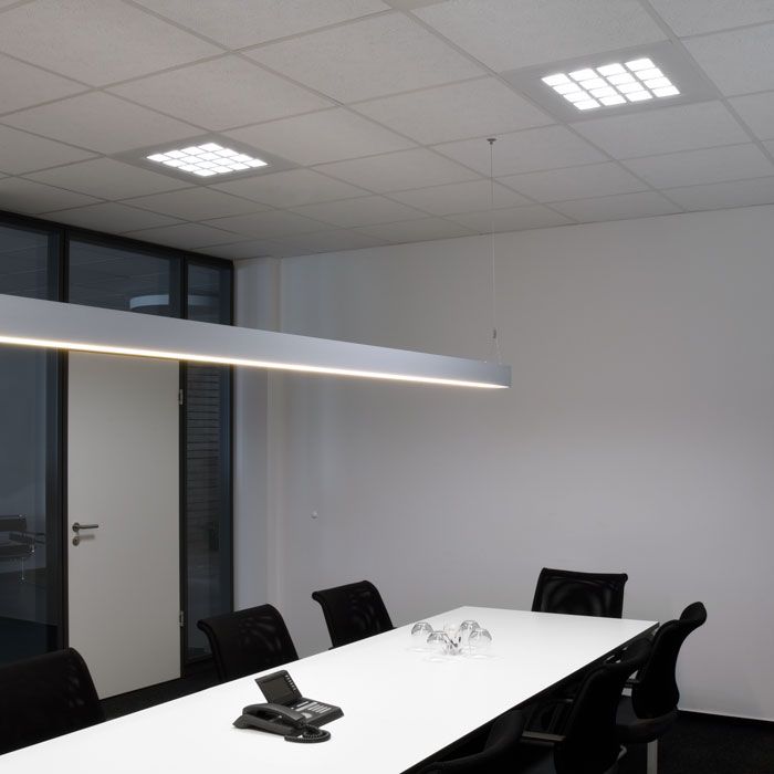 Deckeneinlegeleuchte im Büro Deckeneinlegeleuchte im Büro
