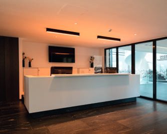 K-Horizon UGR+Raster Surface-Mounted Luminaire by KITEO – 2,450 lm LED